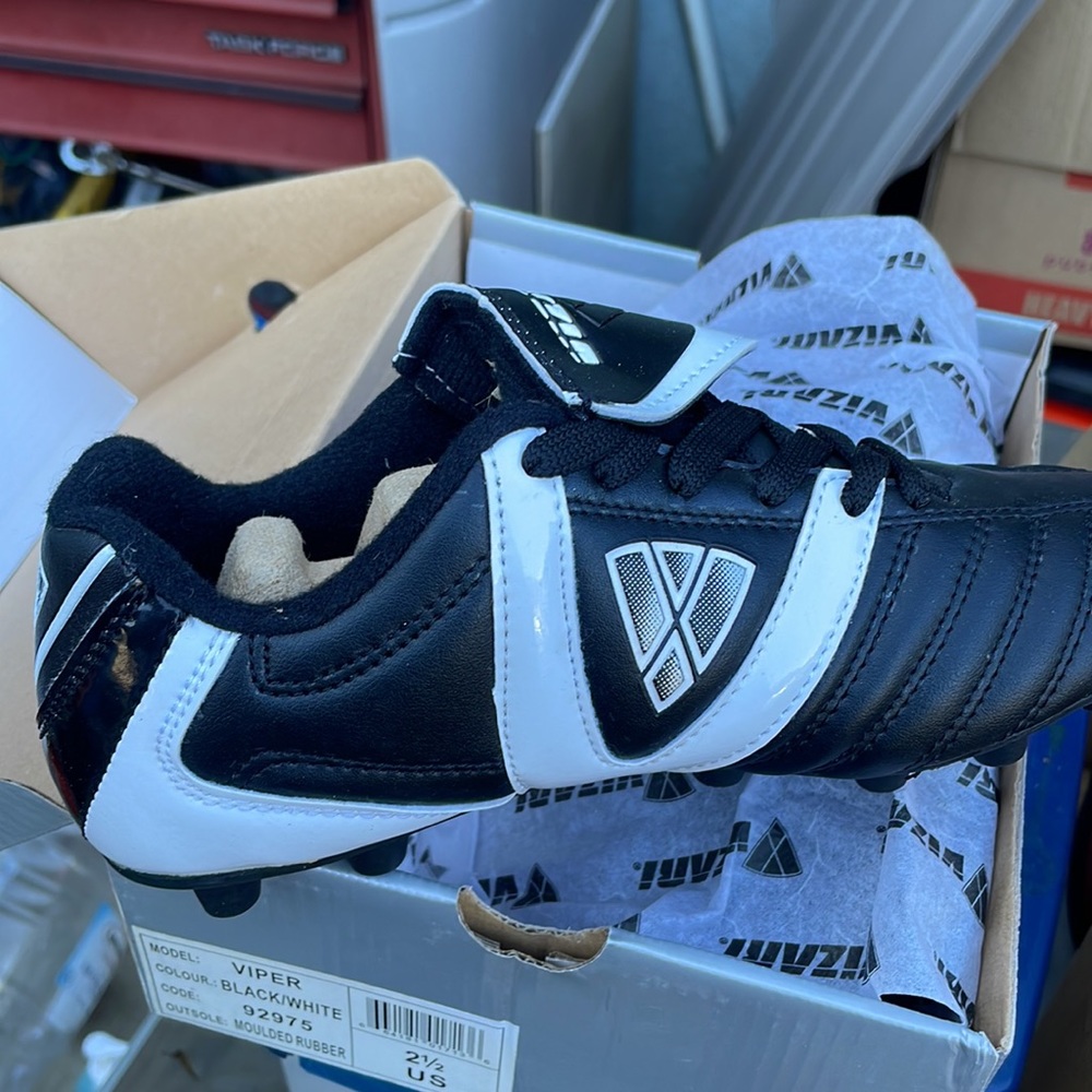 Bizarre soccer cleats size 2 1/2 Kids black and white